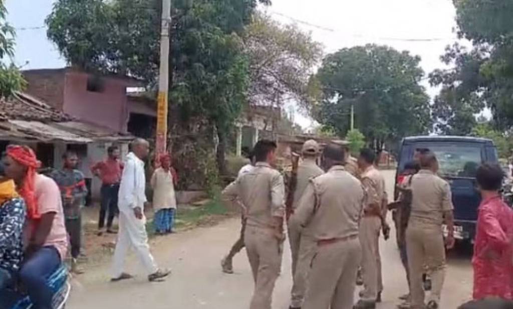 दुल्हन बनकर प्रेमी के घर पहुंची विवाहिता: शादी की जिद पर अड़ी,बोली- झांसा देकर बनाया अवैध संबंध