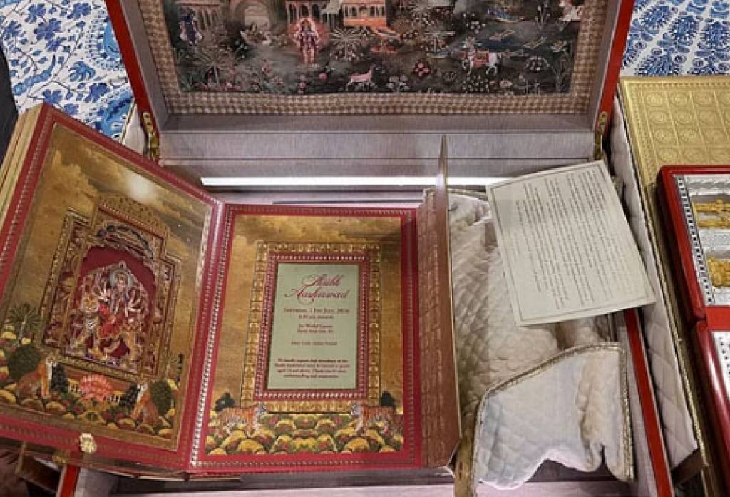 बेहद खास है अनंत-राधिका की शादी का कार्ड: सोने व चांदी की नक्काशी, खोलते ही बजते हैं मंत्र