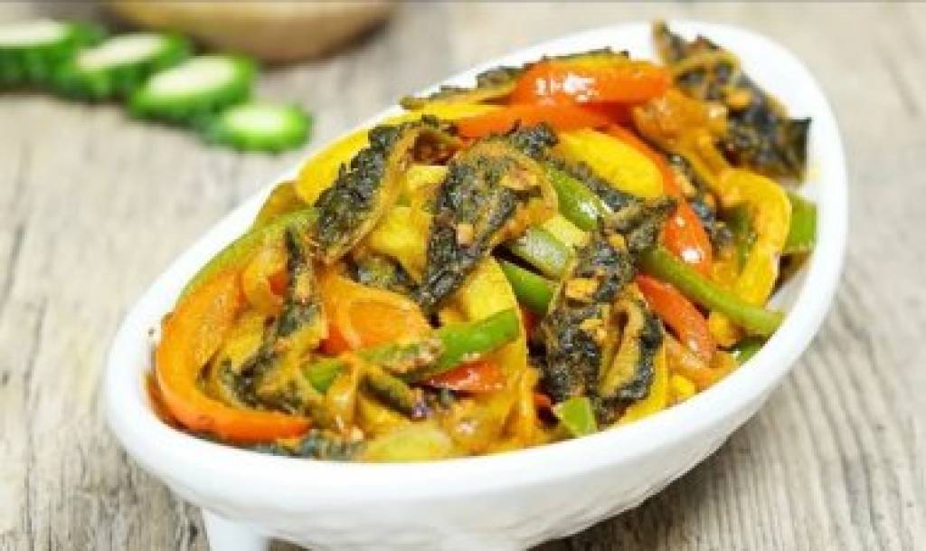 Monsoon Special: डिनर में बनाए सभी को पसंद आने वाली बेसनी करेला और शिमला मिर्च, पढ़ें इसकी विधि