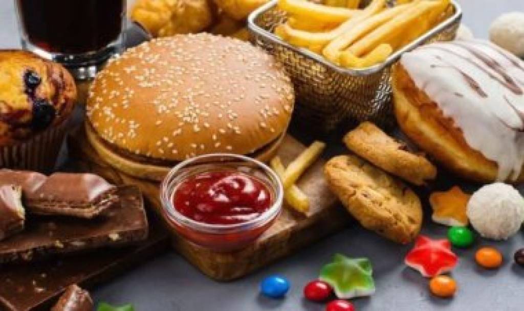 Health Tips: लगातार जंक फ़ूड का सेवन करने से घेरने लगती मानसिक बीमारिया, पढ़ें क्या कहती है रिपोर्ट