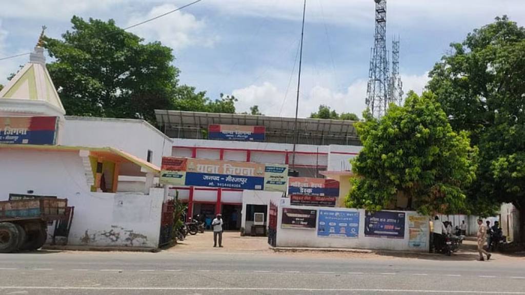 पड़ोसी के घर किया फायर, पुलिस पहुंची तो उन पर भी तान ली बंदूक, भागकर बचाई जान