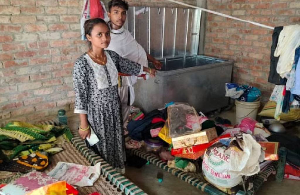 लाठी लेकर चोरों से भिड़ीं महिलाएं: पहले घर में घुसकर नकदी और गहनों पर किया हाथ साफ, दोबारा आए तो पड़ी मार