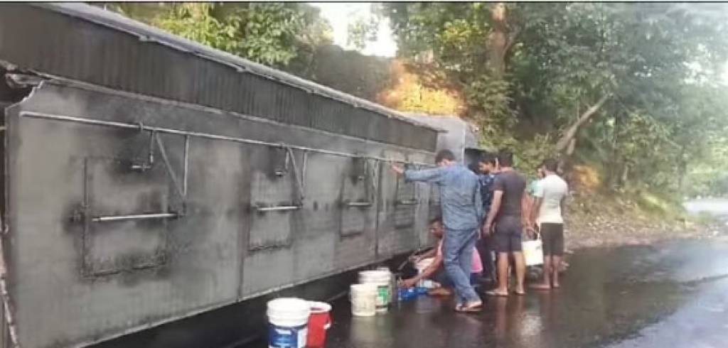 हद है: टैंकर पलटते ही डीजल भरने के लिए उमड़े लोग, कोई बाल्टी तो कोई डिब्बे में भरकर ले गया