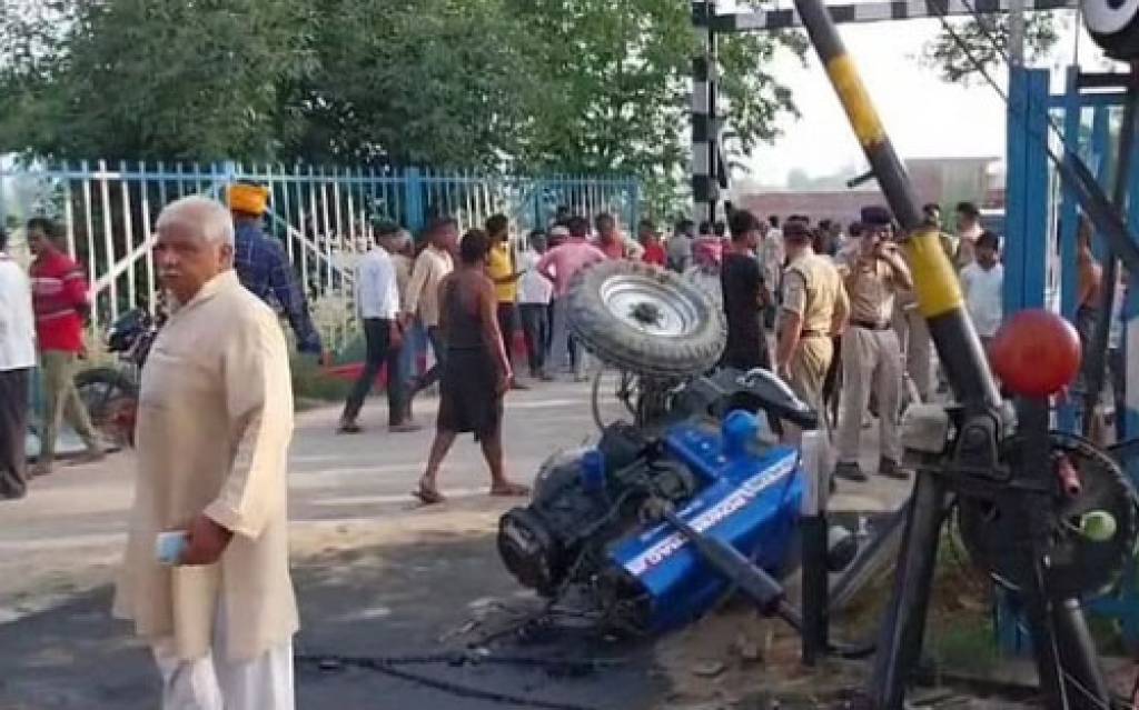 ट्रैक्टर को तीन KM तक घसीटती रही ट्रेन, भीषण आग लगी, टुकड़ों में कटा चालक
