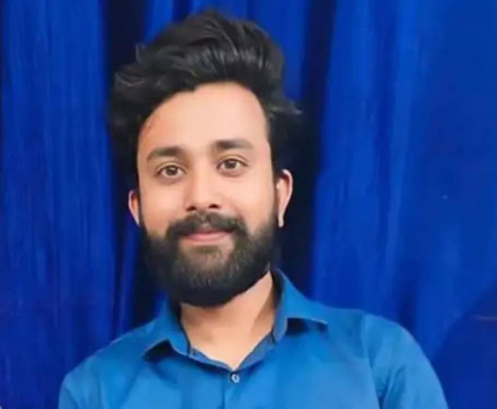 सड़क हादसे में युवक की मौत, नियंत्रित बाइक पेड़ से टकराई