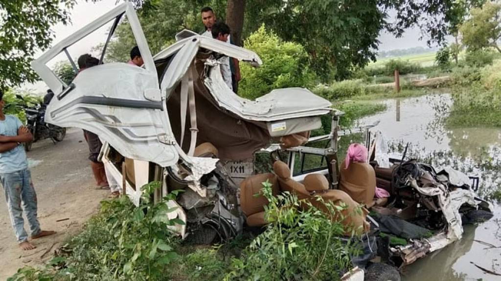 पेड़ से टकराई बोलेरो, मची चीख-पुकार, दो की हालत गंभीर
