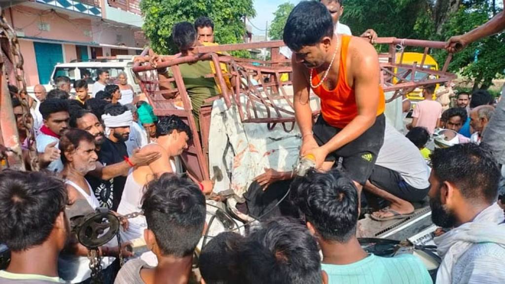 खड़े ट्रक से टकराई पिकअप, एक छात्र की मौत; 10 घायल, मना करने के बाद भी सवार हुए थे बच्चे