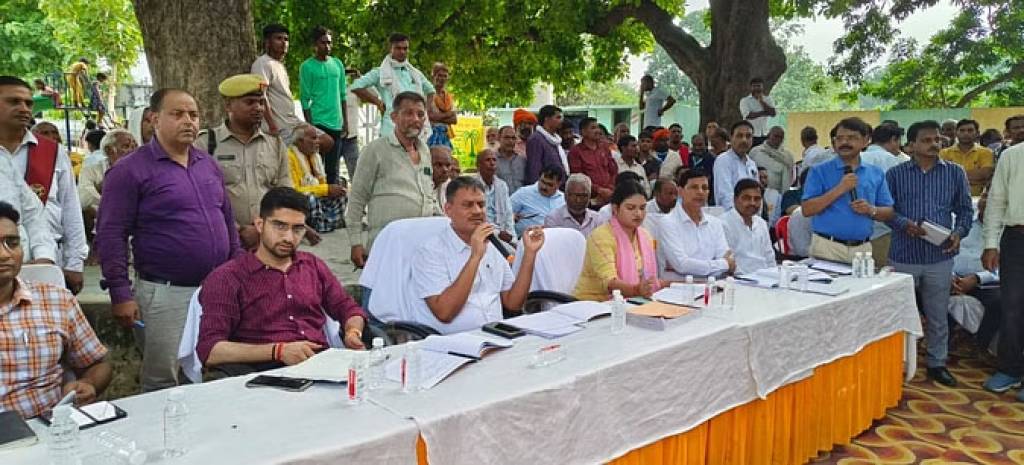 एक्शन में वाराणसी के DM अफसरों को दी सख्त हिदायत, शिकायतों के निस्तारण में लापरवाही हुई तो होगी कड़ी कार्रवाई