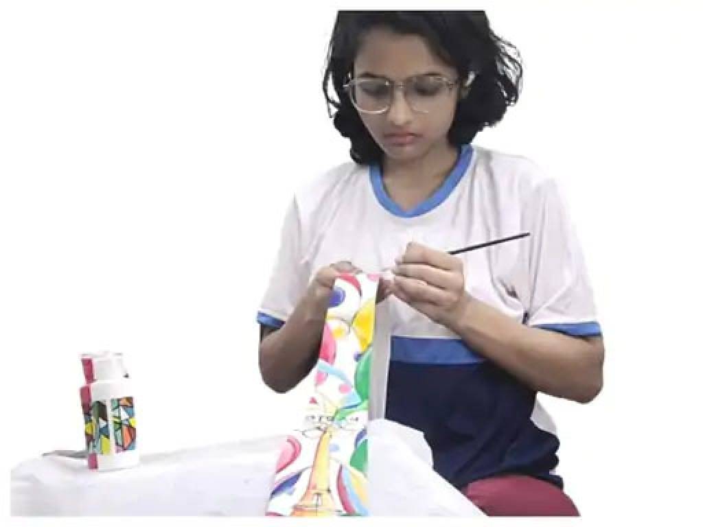 काशी की बेटी ने ब्रोकेड सिल्क से तैयार की 'ओलिंपिक-टाई': बिना मशीन के तैयार हो रही UP के खिलाड़ियों के लिए 6 टाई