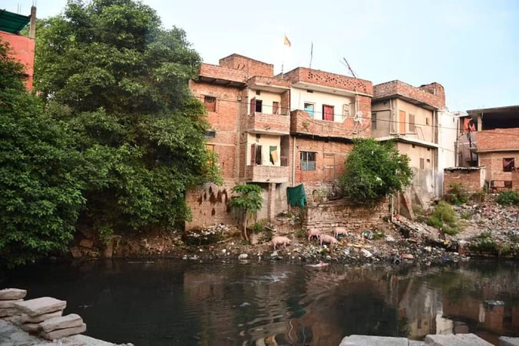 अस्तित्व खो चुकी असि, सरकारी दस्तावेजों में नाला, बैठकों तक सीमित है कार्रवाई
