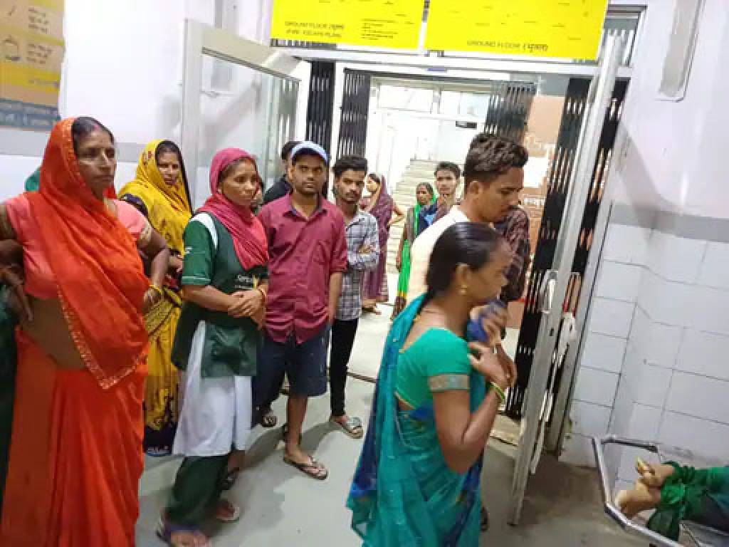 शिक्षिका ने 2 छात्राओं पर चढ़ाई कार: हादसे में एक की मौत, दूसरी गंभीर रूप से घायल