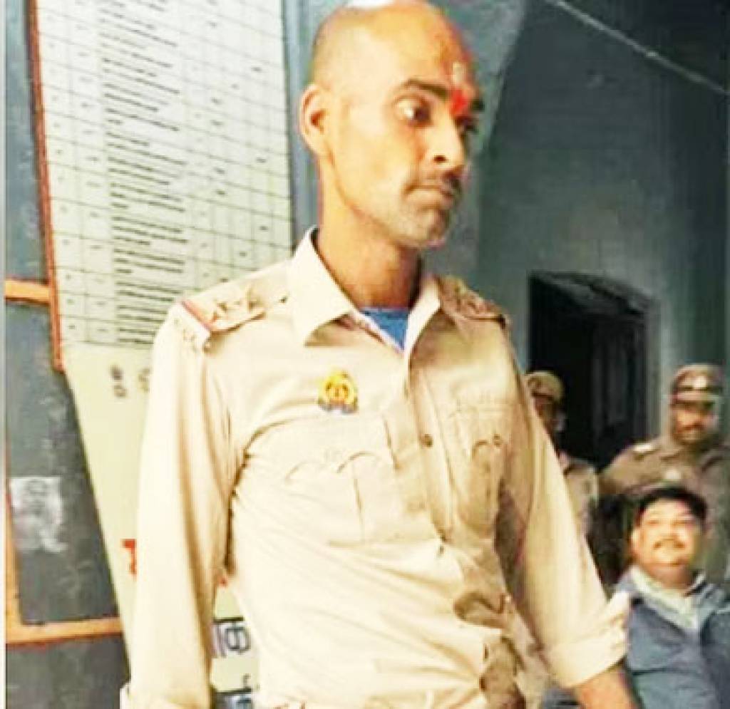 विश्वनाथ धाम में पकड़ा गया फर्जी दरोगा