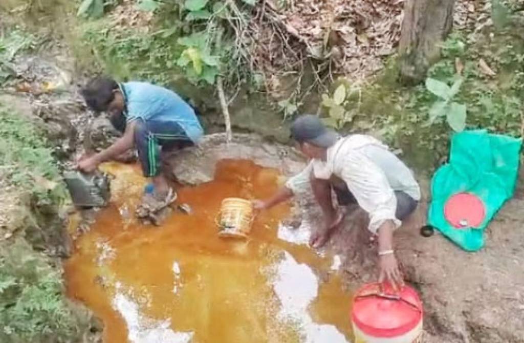 मची तेल की लूट: सड़क पर पलटा टैंकर