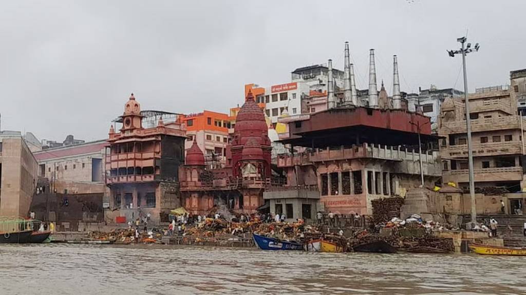 गंगा में बढ़ाव जारी, मणिकर्णिका पर बदला गया शवदाह का स्थान