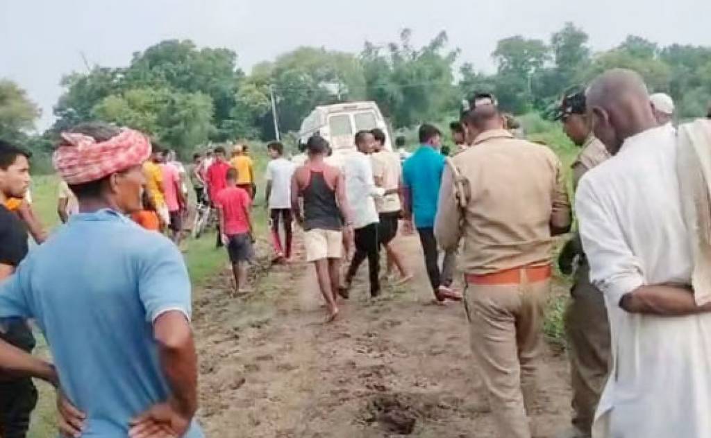 खेत में बेसुध मिला प्रेमी जोड़ा युवती की शादी तय होने पर उठाया कदम
