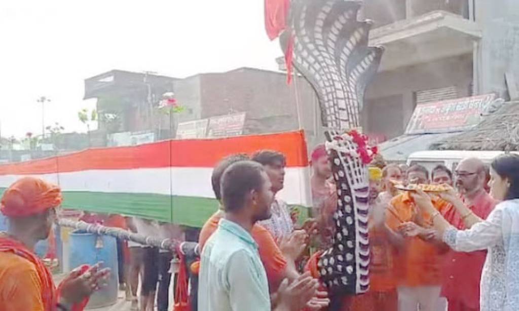 171 फीट का तिरंगा लेकर निकले कांवड़िया, जगह-जगह हुआ स्वागत