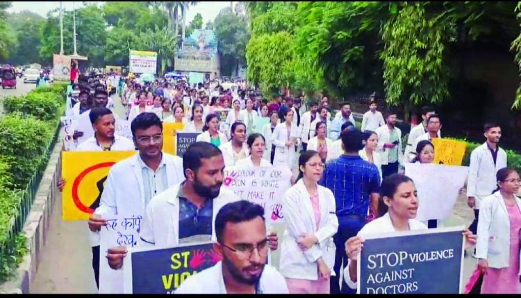 डॉक्टरों की हड़ताल गहराई, मरीजों की जान पर बन आई