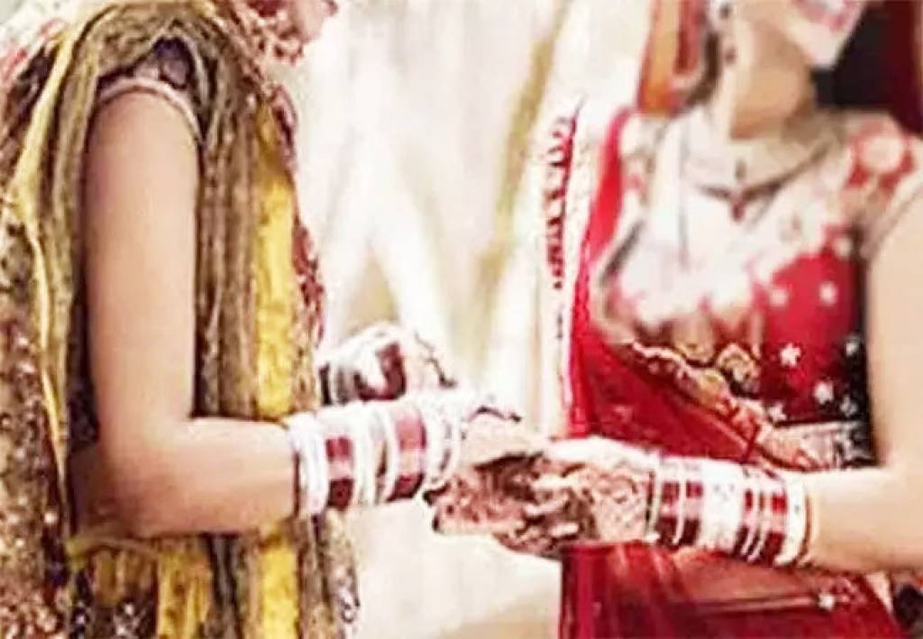 साथ पढ़ीं, साथ ही नौकरी की और फिर दो युवतियों ने कर ली शादी