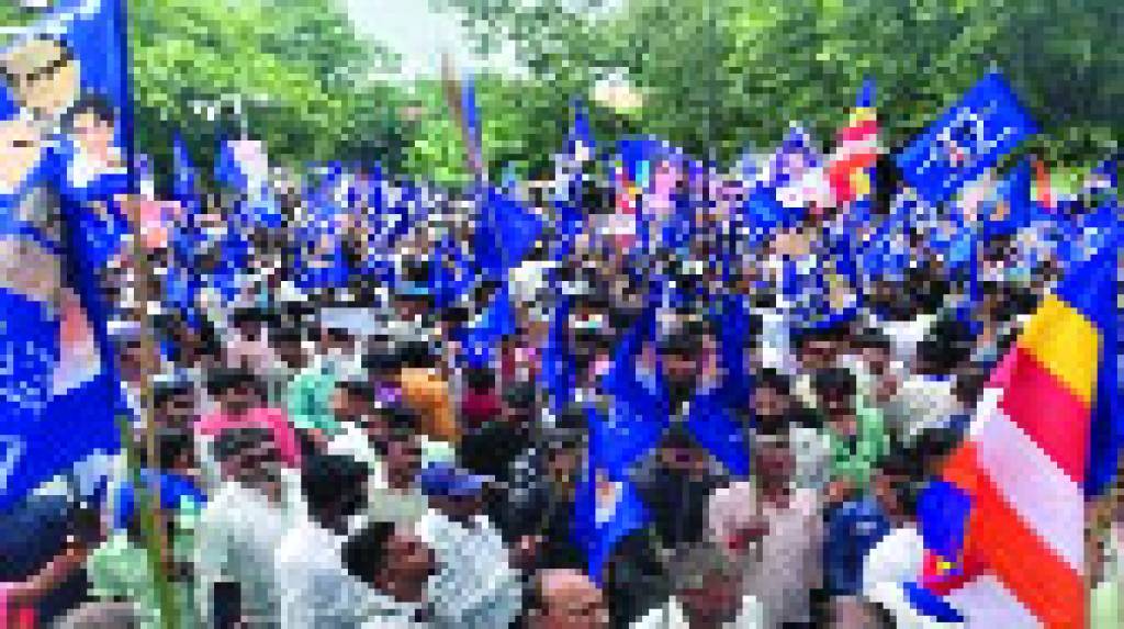 बिहार में रोकीं ट्रेनें,पटना में लाठीचार्ज