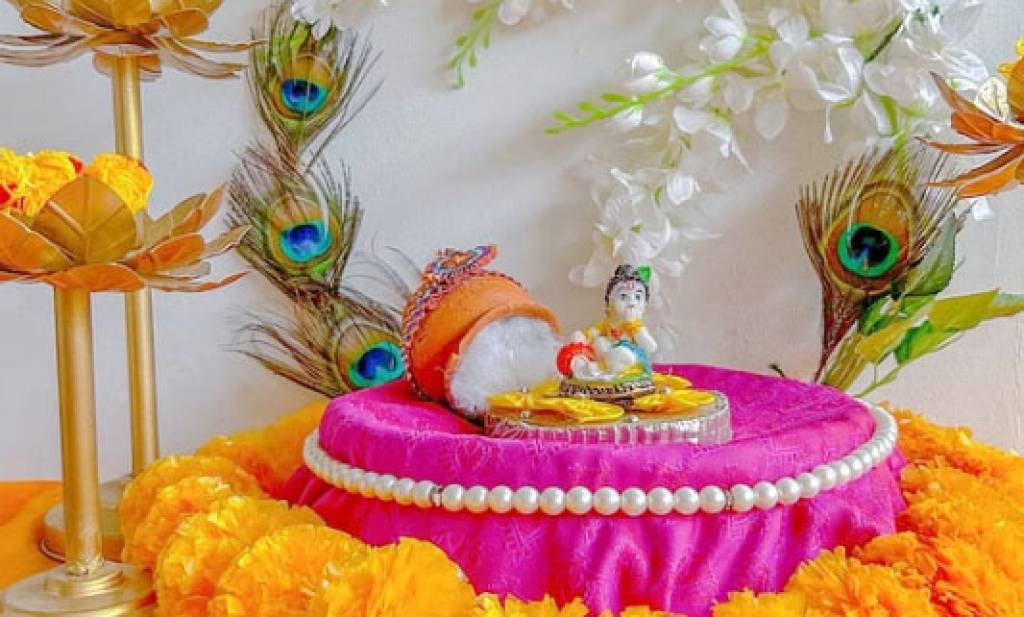सितारे जड़े पोशाक पहन हिंडोले में बैठेंगे कान्हा