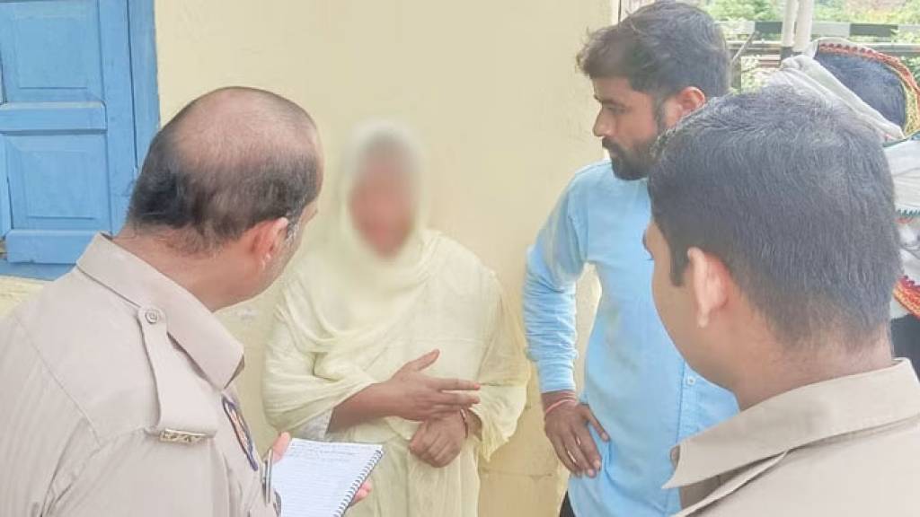 ट्रेन के सामने कूदी महिला को युवकों ने बचाया