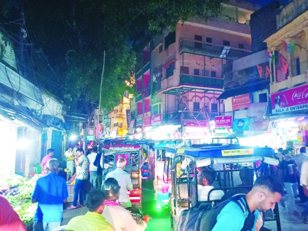 ई - रिक्शे के मकड़जाल में काशी की सड़कें