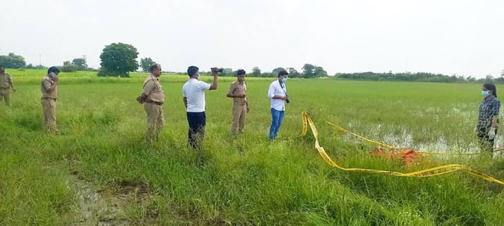 खेत में पड़ा मिला महिला का अर्धनग्न शव, जांच में जुटी पुलिस