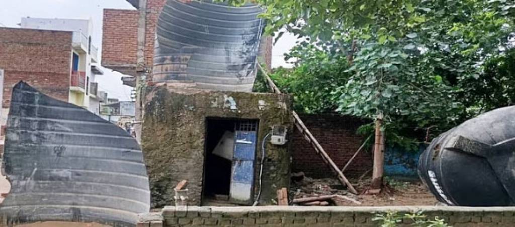 तेज धमाके के साथ फूटी टीटीएसपी पानी की टंकी, बाल-बाल बचे स्कूली छात्र