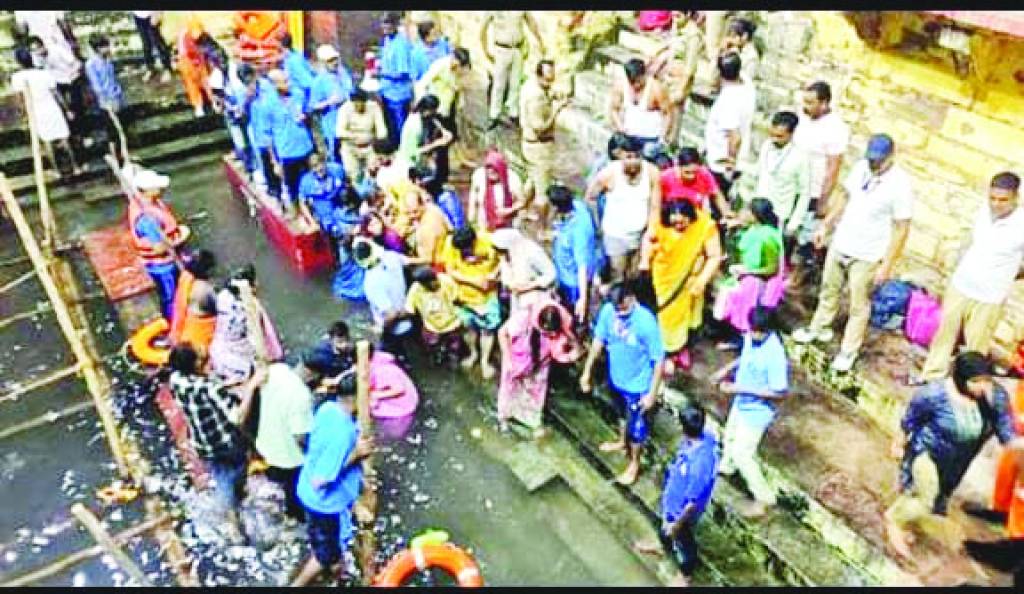 श्रद्धा के सागर में कामनाओं की डुबकी