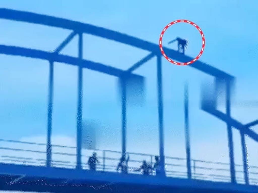 मॉब-लिंचिंग से बचने को ब्रिज से कूदा युवक, आखिर में कूदकर दी जान