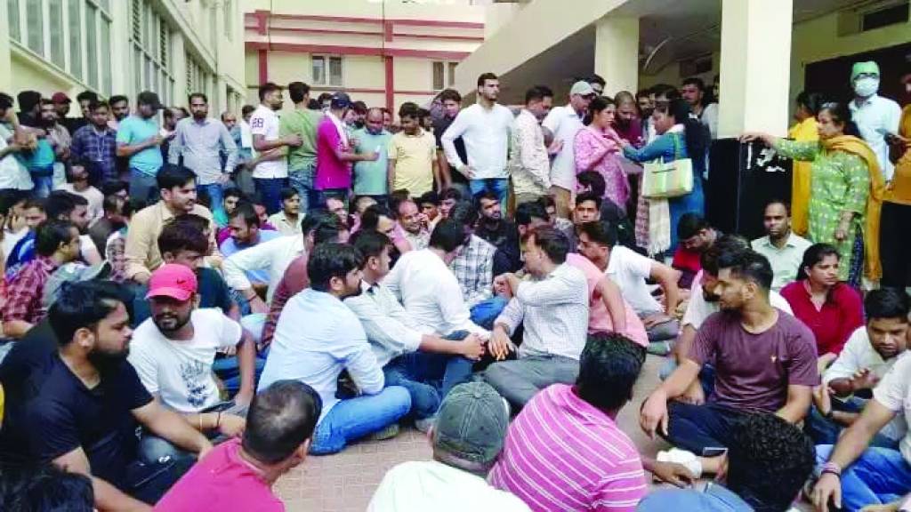 बीएचयू में 800 नर्सिंग स्टाफ धरने पर