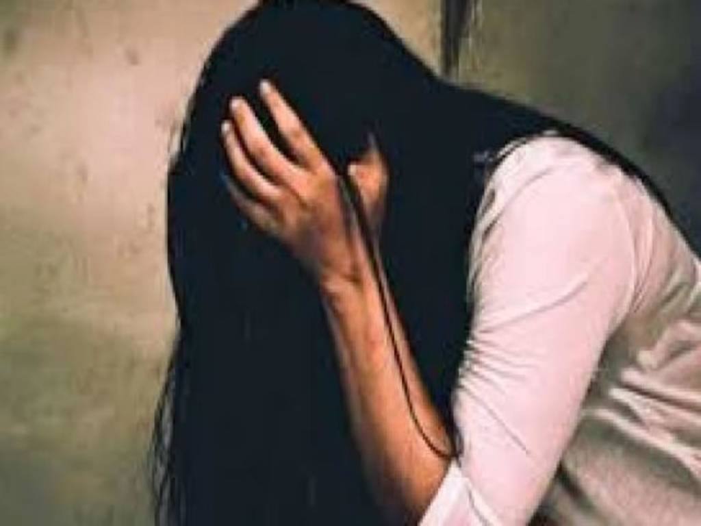 सौतेली मां की प्रताड़ना से परेशान युवती ने दो मंजिले मकान से लगाई छलांग