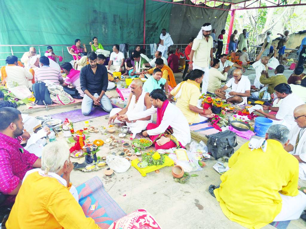 सूर्य को साक्षी मानकर पितरों की तृप्ति की कामना