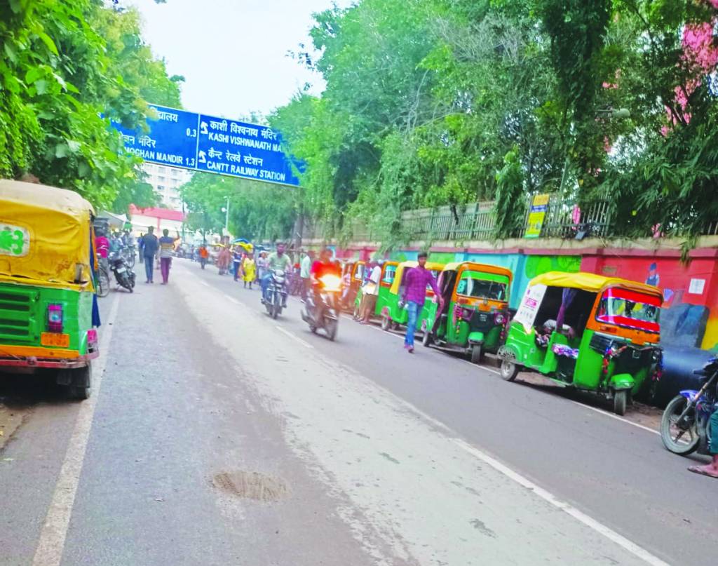 नियम कानून सब बेकार, लंका क्षेत्र में चल रहा अवैध स्टैंड का कारोबार