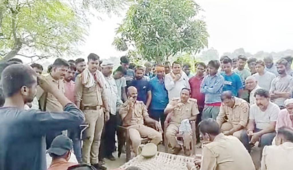 प्रेमी संग भागी युवती तो पिता ने दी जान, लड़के के घर शव रखकर शादी कराने की जिद पर अड़े परिजन