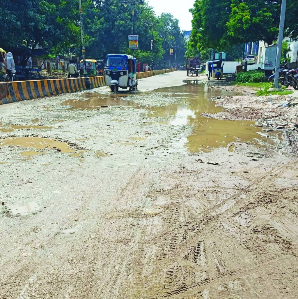 बारिश बाद मरम्मत की दुहाई मांग रही गढ्ढों से पटी सड़कें