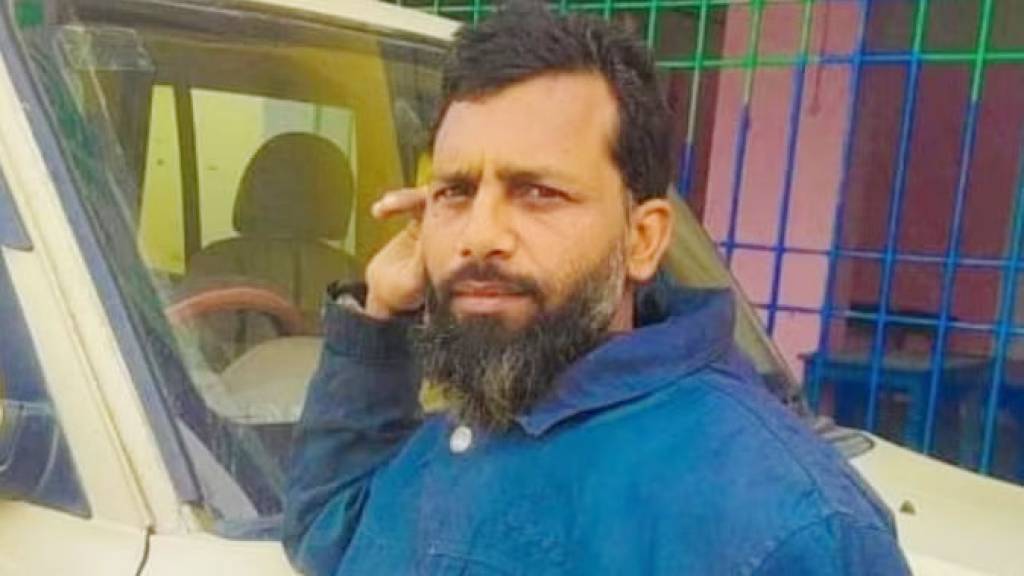 फंदे पर लटकता मिला खून से लथपथ युवक