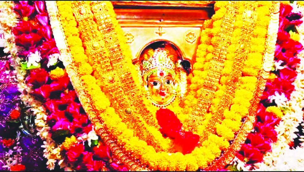 माता चंद्रघंटा के दरबार में भक्तों की भीड़