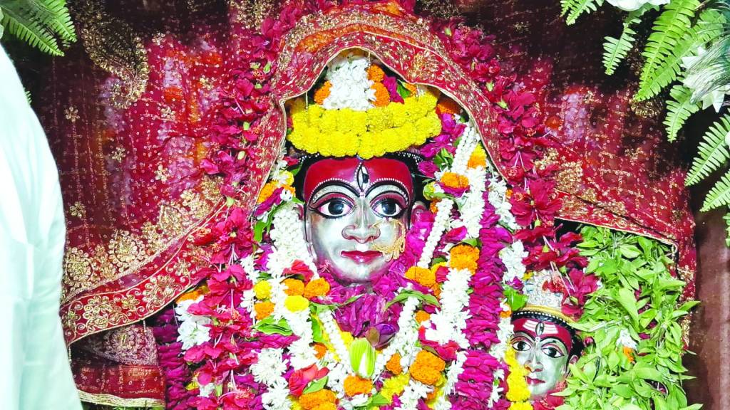 सिंहासनारूढ़ देवी स्कंदमाता के दर्शनों से कृतार्थ हुए भक्तगण