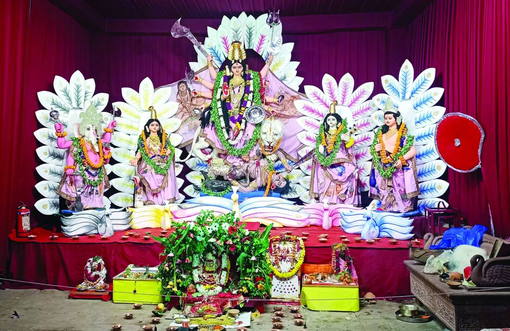 मां की वंदना आठो पहर, रात भर सोया नहीं शहर