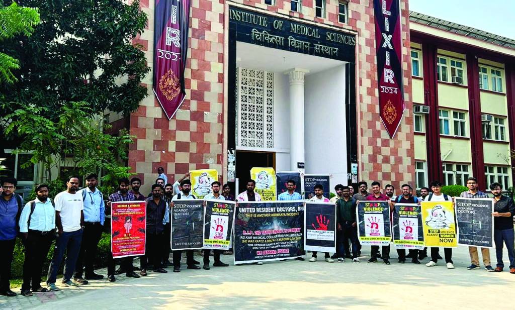 रेजिडेंट डॉक्टर्स की हड़ताल से चरमराई स्वास्थ्य सेवाएं