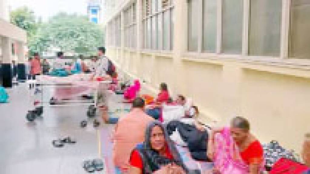 बीएचयू : रेजिडेंट डॉक्टरों की हड़ताल से मरीजों की फजीहत