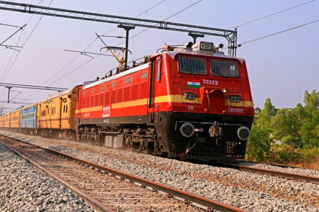 टिकट बुकिंग को लेकर रेलवे ने बदली व्यवस्था, अब 120 नहीं 60 दिन पहले होगा रिजर्वेशन