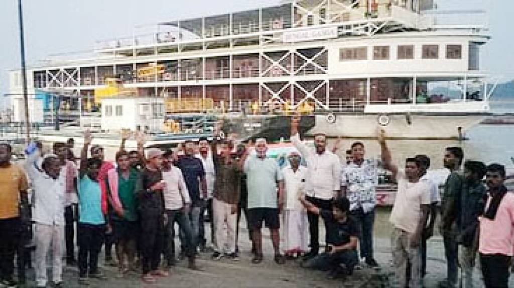 गंगा में क्रूज के खिलाफ नाविकों ने खोला मोर्चा