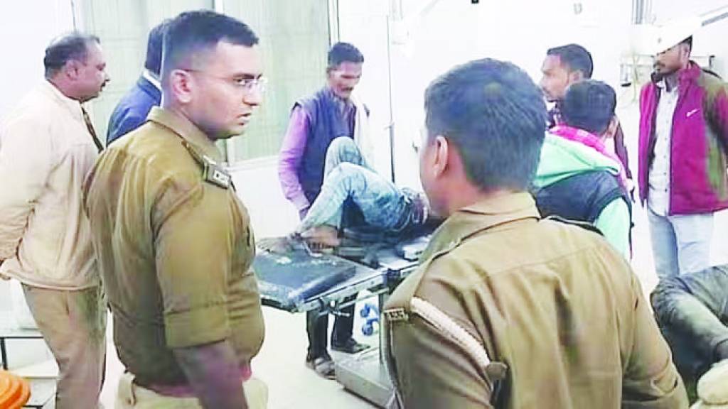पड़ोसियों ने युवक को पेट्रोल डालकर जलाया