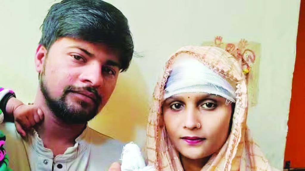 युवती ने धर्म बदलकर प्रेमी से की शादी, पड़ोसी करते हैं ताकझांक, विरोध पर पीटा