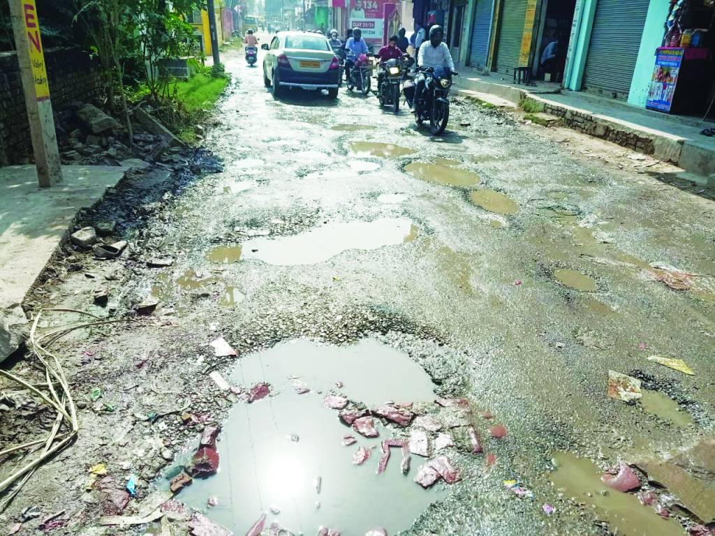 सेंट जॉन्स मड़ौली की सड़क का हाल-बेहाल, गहरे हुए गड्ढे