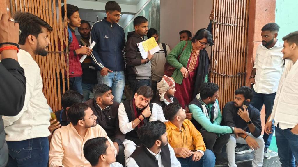 विद्यापीठ के छात्रों ने प्रशासनिक भवन पर जड़ा ताला