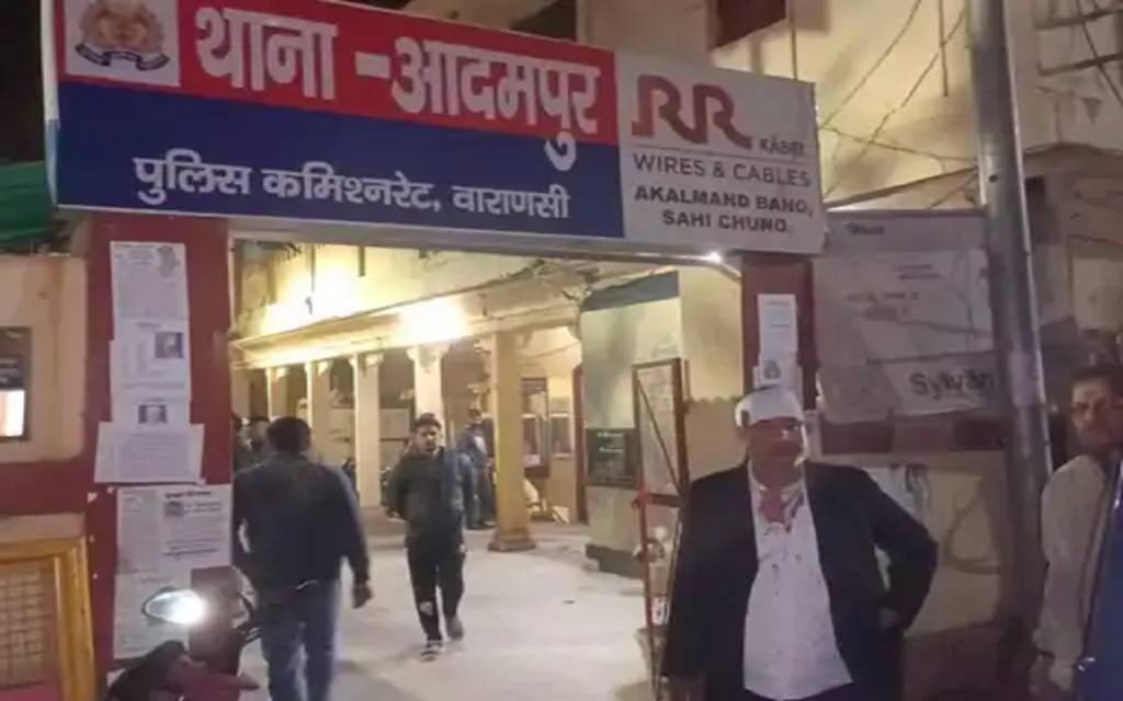 Varanasi : पुरानी रंजिश के चलते दो पक्षों में शादी समारोह में हुई मारपीट, कई लोग हुए घायल