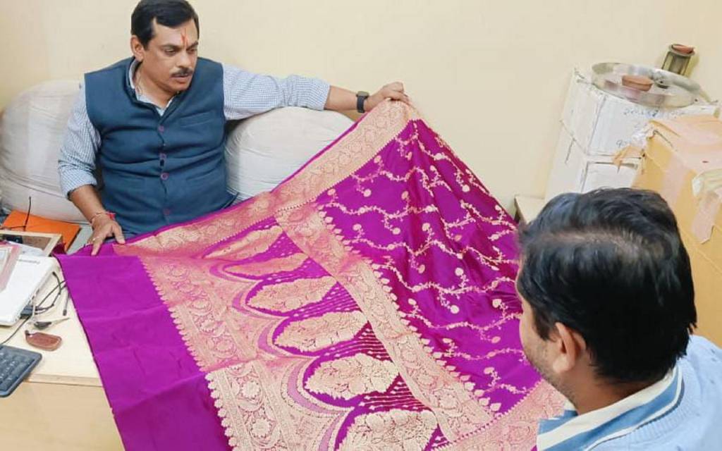 हिन्दू अत्याचार के विरोध में वाराणसी के साड़ी व्यापारी ने बांग्लादेश से तोड़ा व्यापारिक सम्बंध